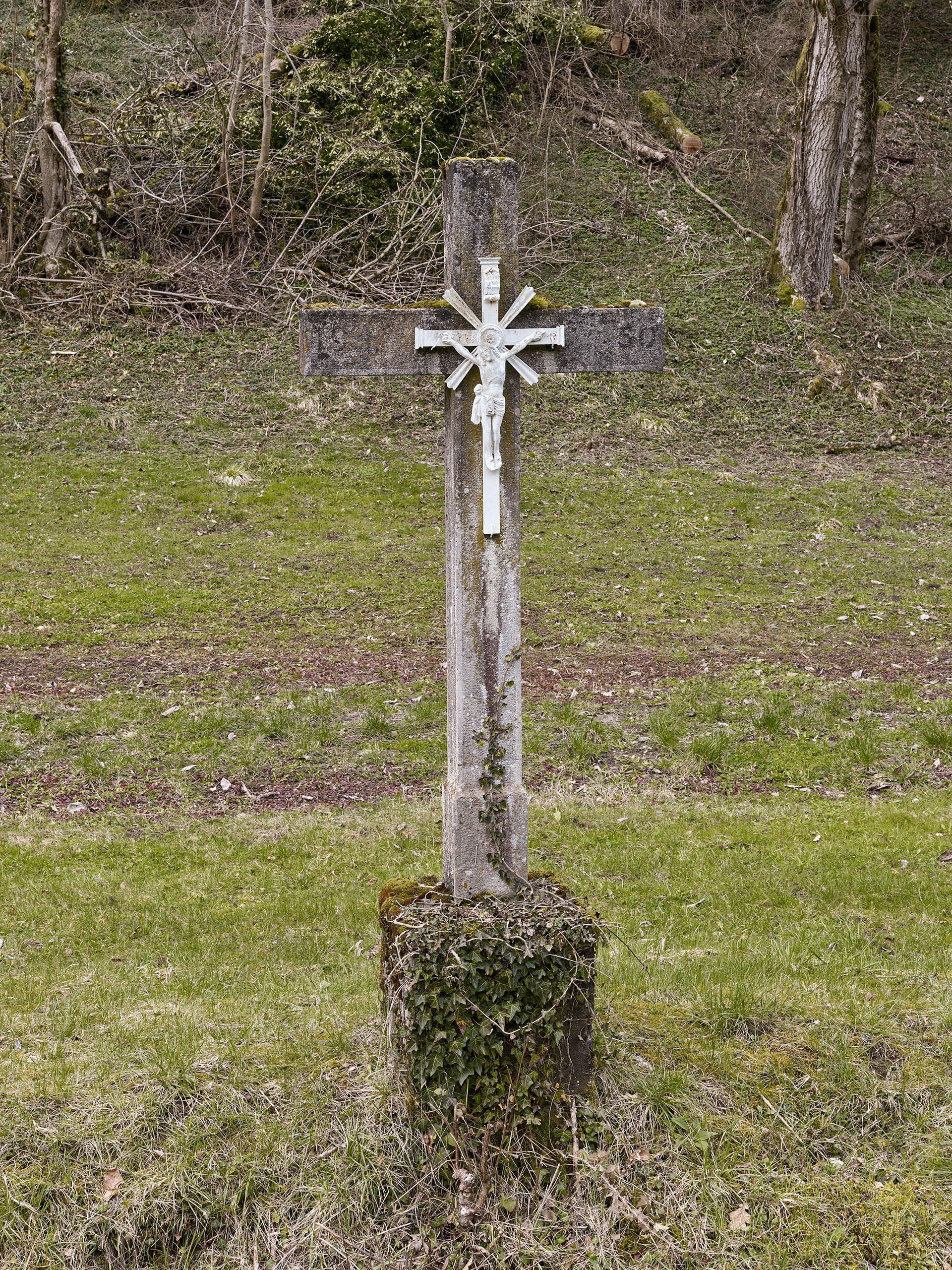 Wegkreuz. In der Klus